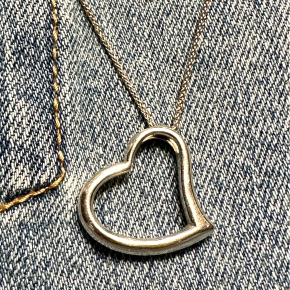 White gold delicate floating heart w natural diamond necklace 18” chain stamped - Picture 8 of 11